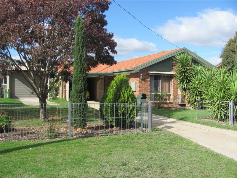 8 Thomas Place, Culcairn NSW 2660