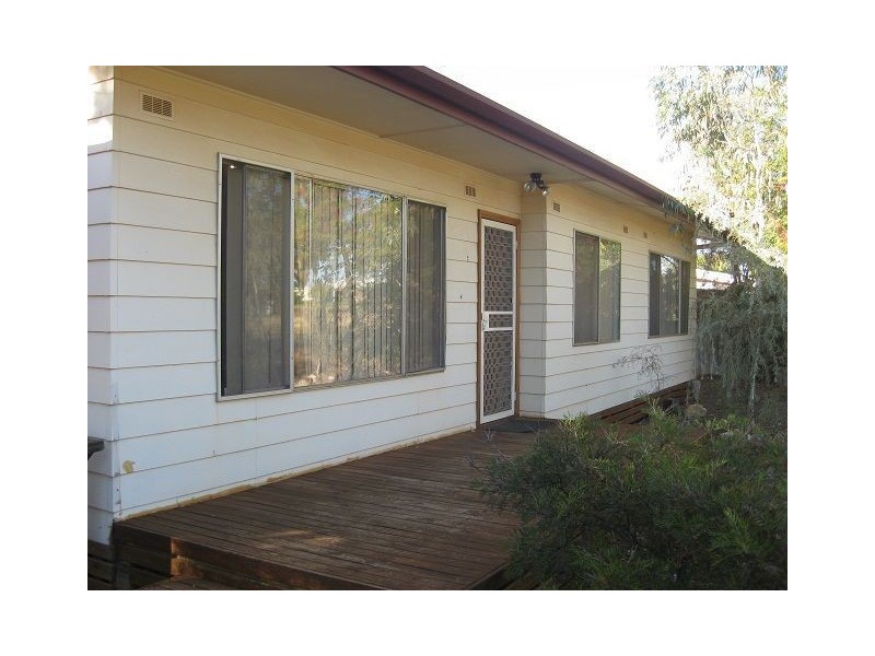 24 Woodiwiss Avenue, Cobar NSW 2835