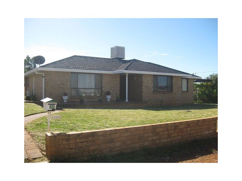 27 Bradley Street, Cobar NSW 2835