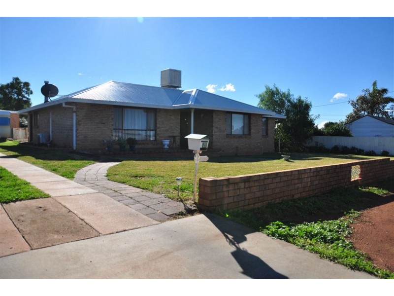 27 Bradley Street, Cobar NSW 2835