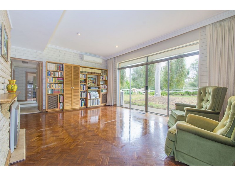 1 Webb Place, Riverton SA 5412