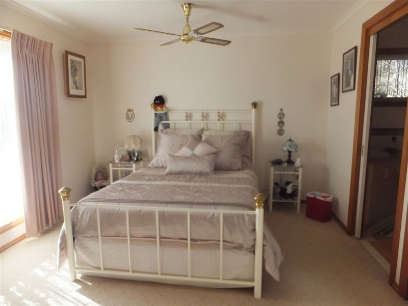 13 Athol Court, Donald VIC 3480