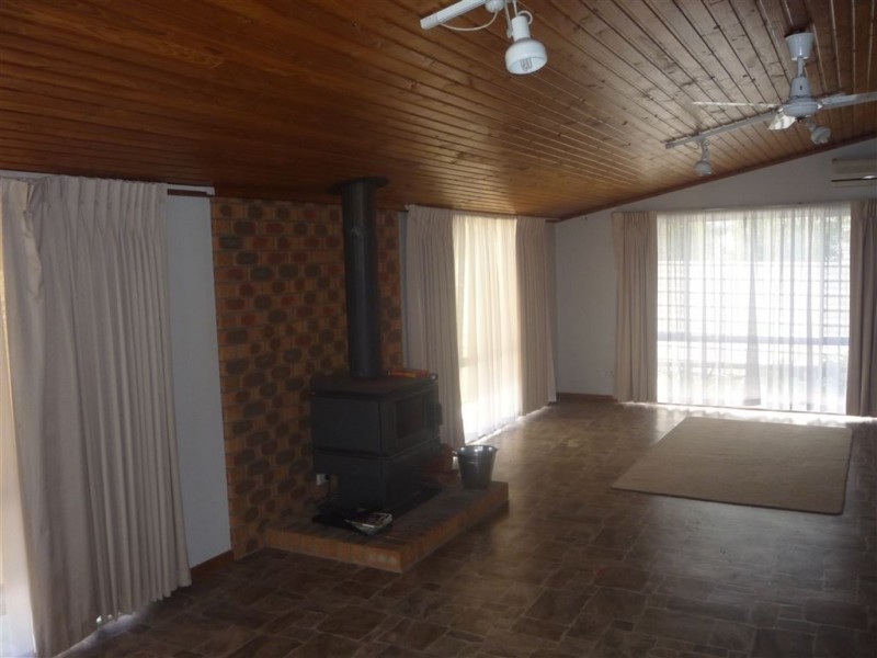 8 Nelson Parade, St Arnaud VIC 3478