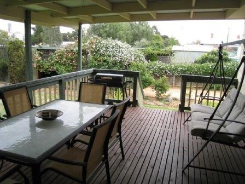 9 Kings Avenue, St Arnaud VIC 3478