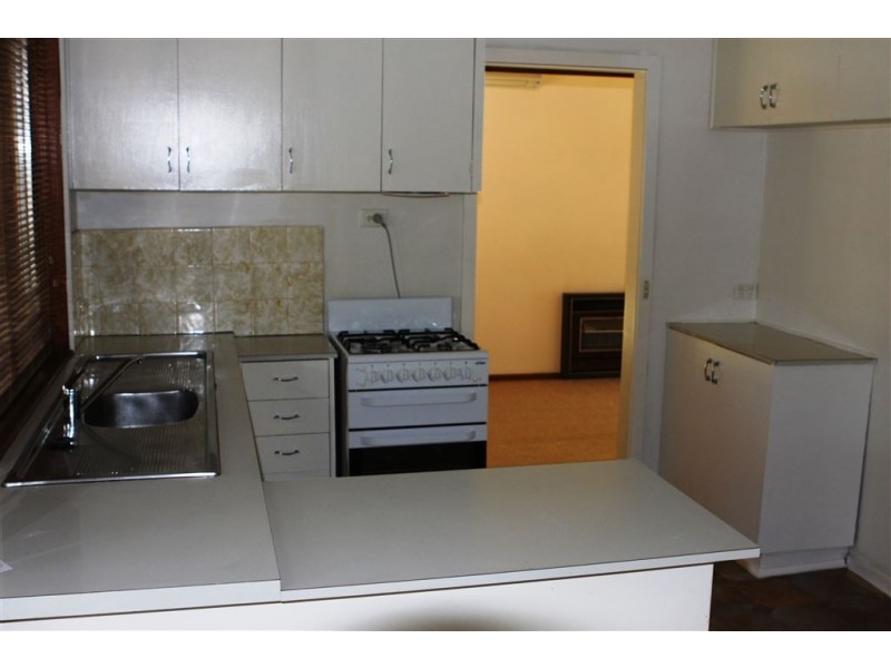 27 POHLMAN ST, Kyneton VIC 3444