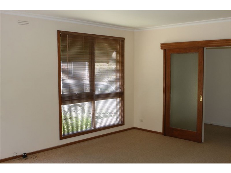 27 POHLMAN ST, Kyneton VIC 3444