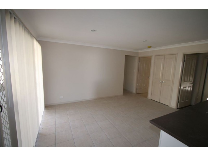 4 Ladbroke Street, Wakerley QLD 4154