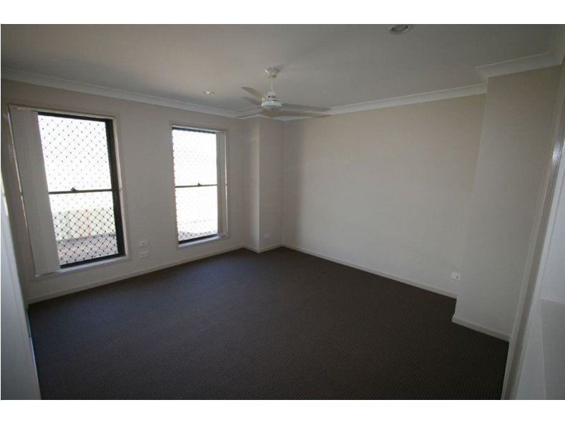 4 Ladbroke Street, Wakerley QLD 4154