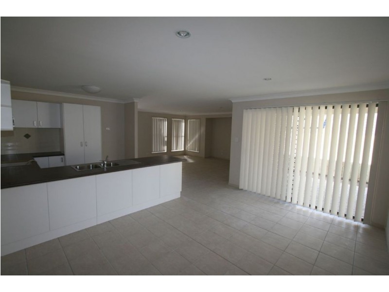 4 Ladbroke Street, Wakerley QLD 4154