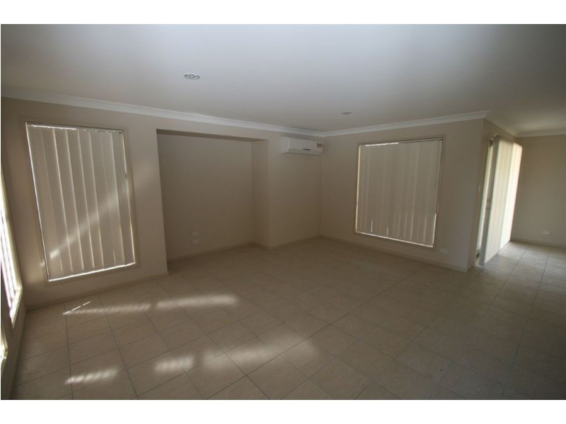 4 Ladbroke Street, Wakerley QLD 4154