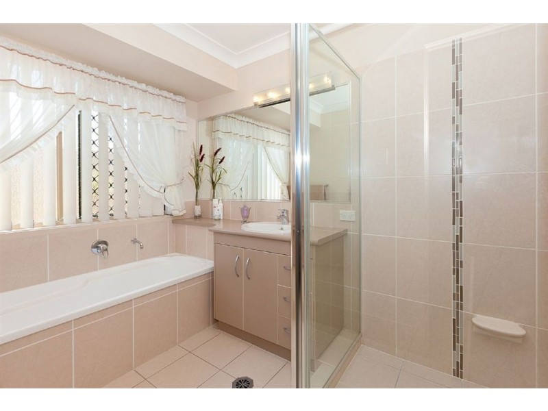 4 Jessielea Street, Wynnum West QLD 4178
