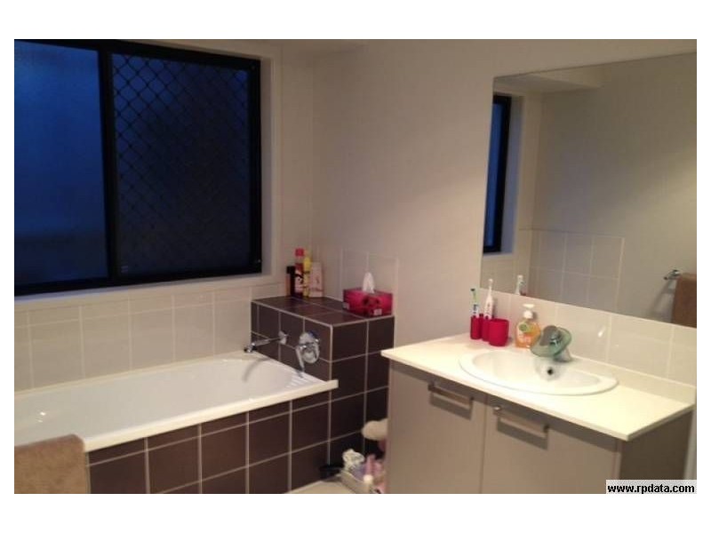 8 Peregian Close, Manly West QLD 4179