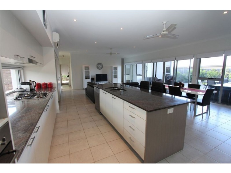 1 Margaret Crescent, Wakerley QLD 4154