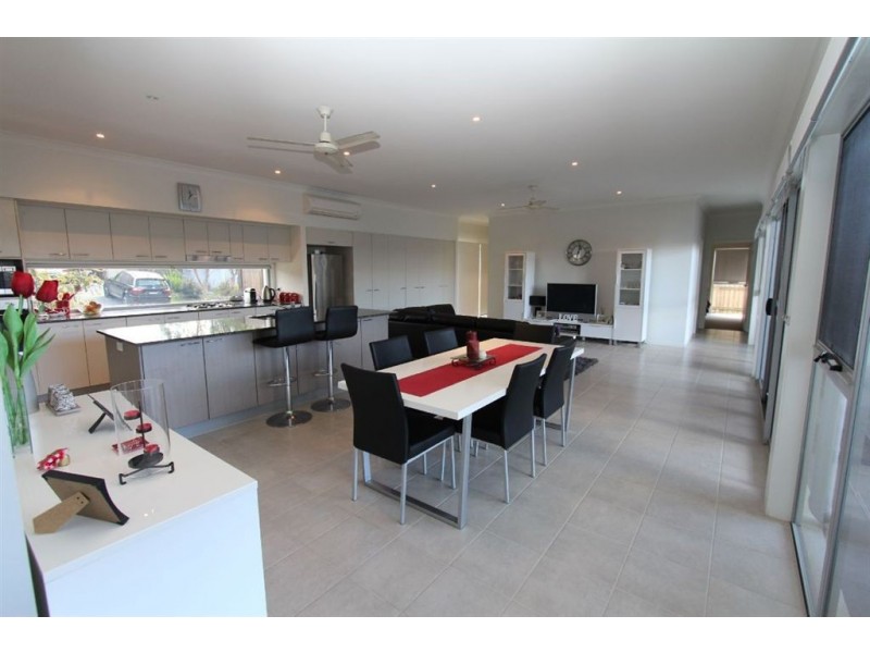 1 Margaret Crescent, Wakerley QLD 4154