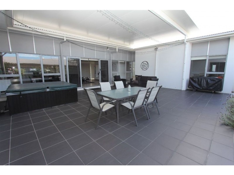 1 Margaret Crescent, Wakerley QLD 4154