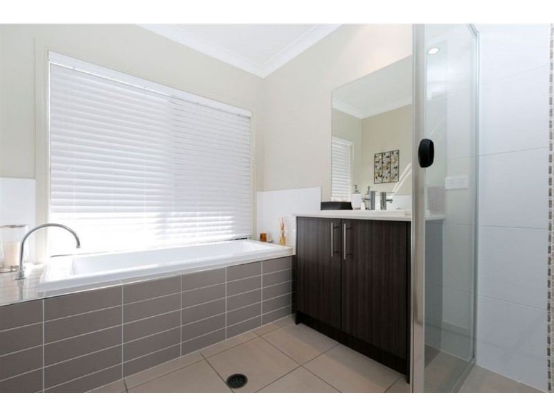 16 Feathertail Place, Gumdale QLD 4154