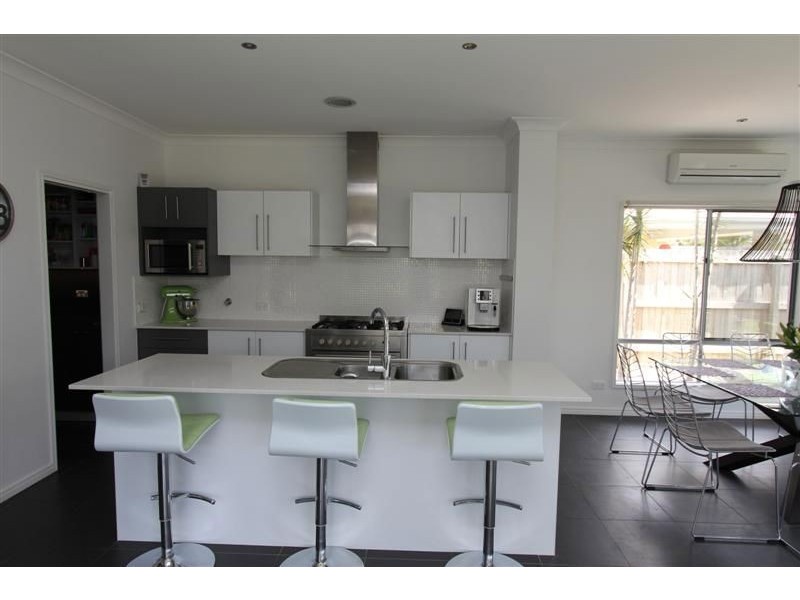 11 Sylvateere Crescent, Wakerley QLD 4154