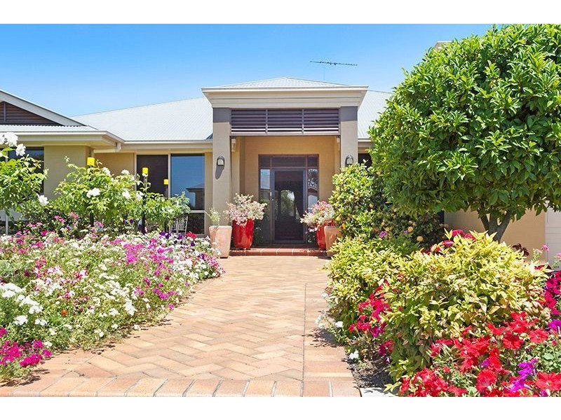 35 Hannah Circuit, Manly West QLD 4179