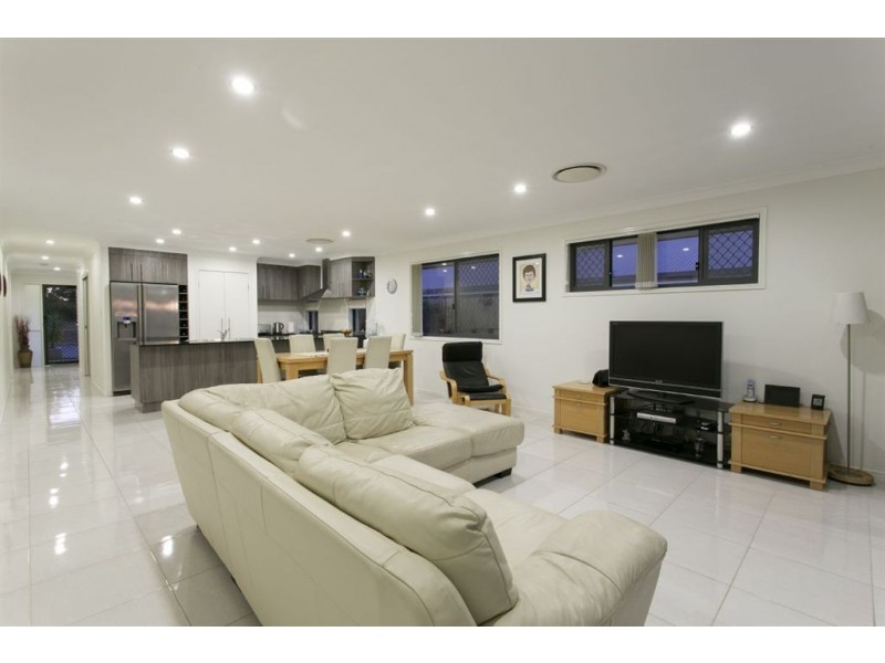 18 Saltburn Place, Wakerley QLD 4154