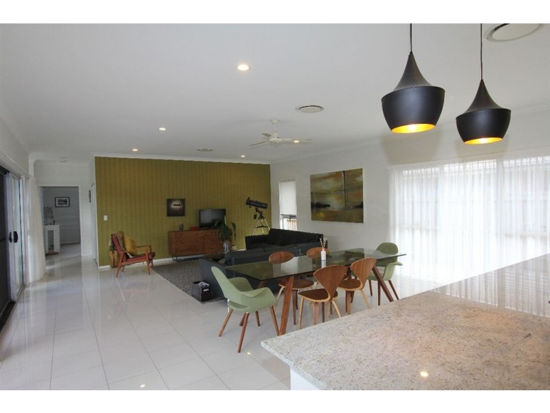 7 Esk Crescent, Wakerley QLD 4154