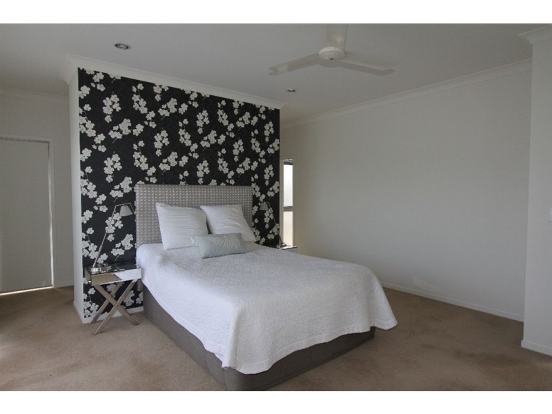 7 Esk Crescent, Wakerley QLD 4154