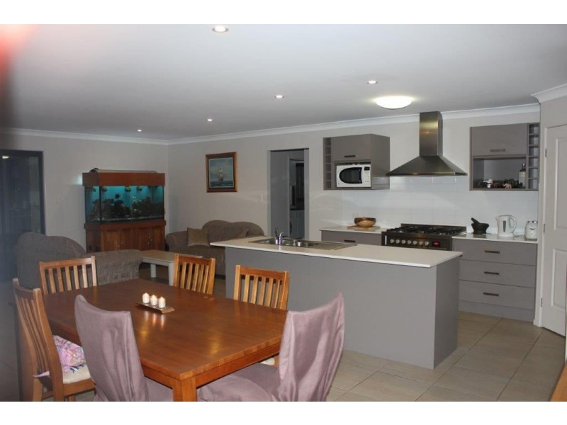 8 Peregian Close, Manly West QLD 4179