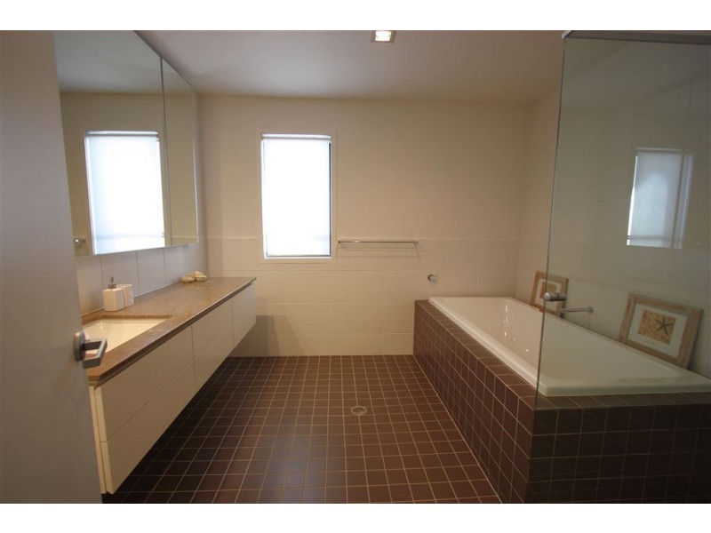 60 Waterline Crescent, Bulimba QLD 4171