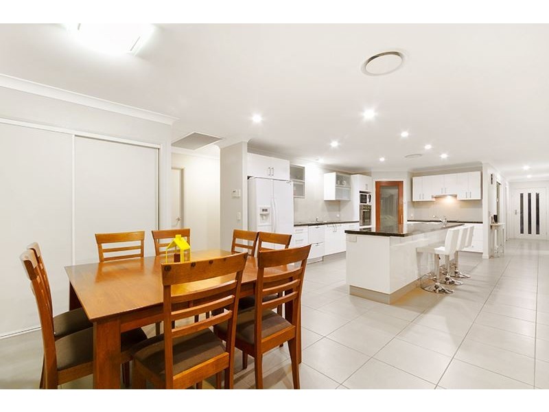 4 Peregian Close, Manly West QLD 4179