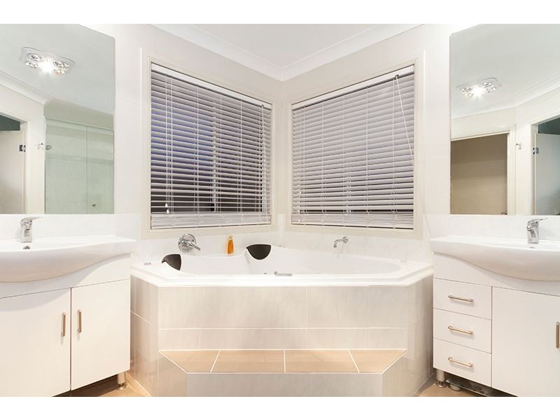 4 Peregian Close, Manly West QLD 4179