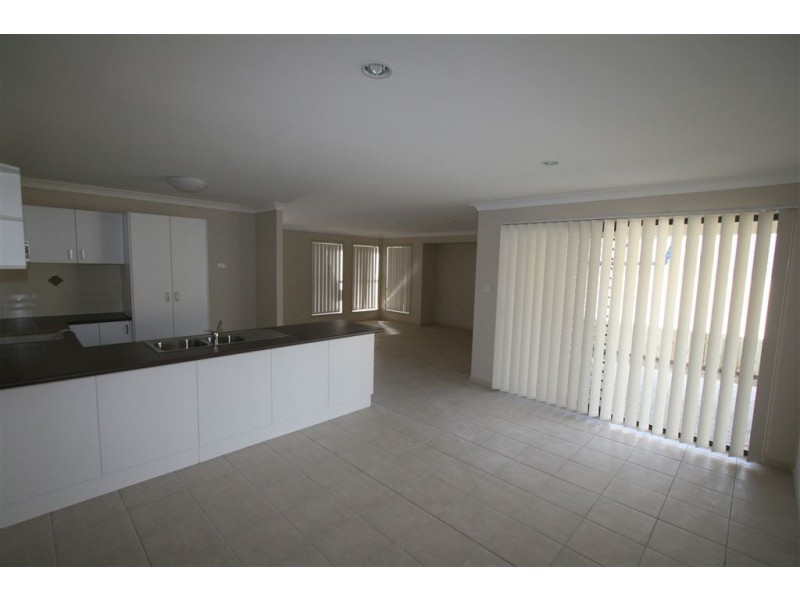 4 Ladbroke Street, Wakerley QLD 4154