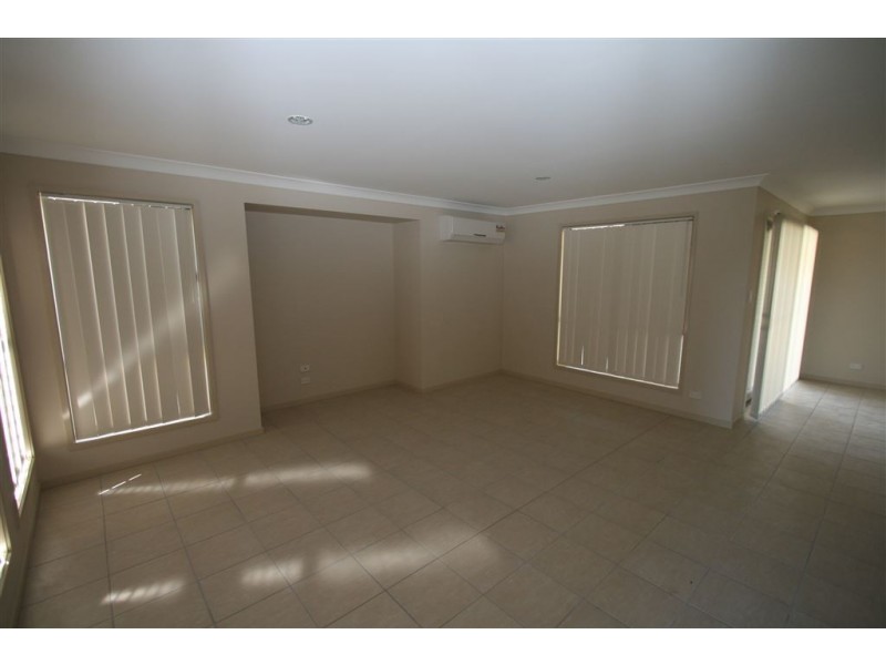 4 Ladbroke Street, Wakerley QLD 4154