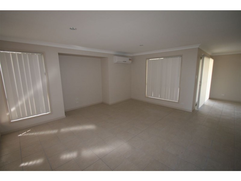 4 Ladbroke Street, Wakerley QLD 4154