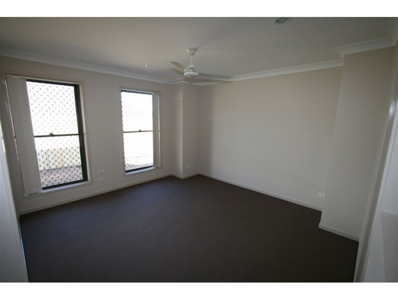 4 Ladbroke Street, Wakerley QLD 4154