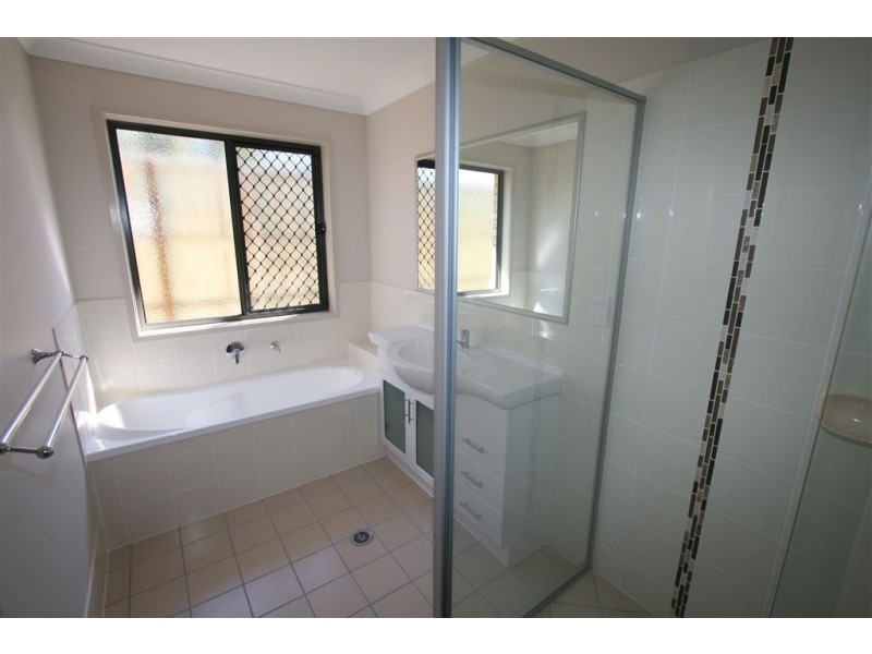 4 Ladbroke Street, Wakerley QLD 4154