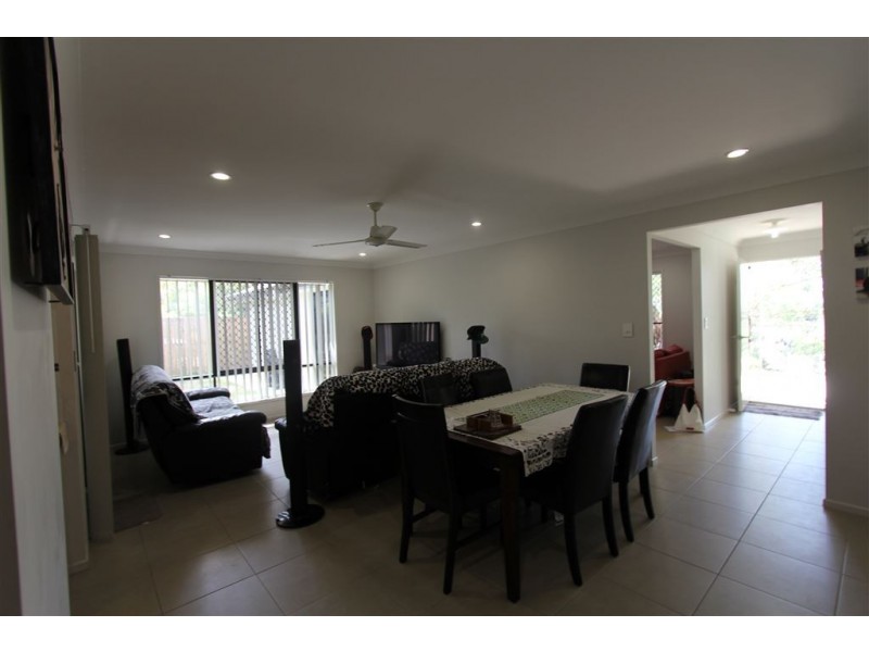 5 Foxwood Cct, Wakerley QLD 4154