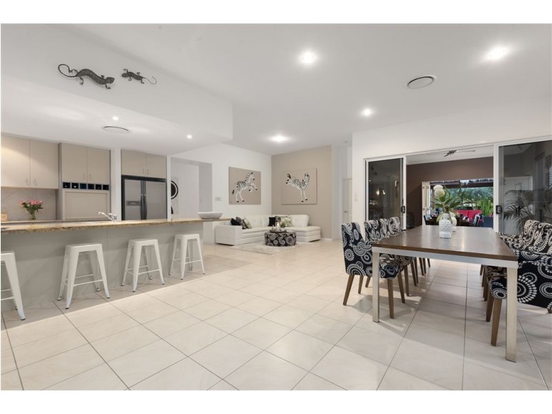 25 Warren Street, Wakerley QLD 4154