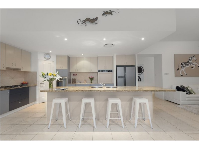 25 Warren Street, Wakerley QLD 4154