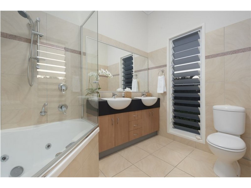 25 Warren Street, Wakerley QLD 4154