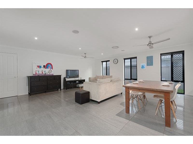 42 Lachlan Drive, Wakerley QLD 4154