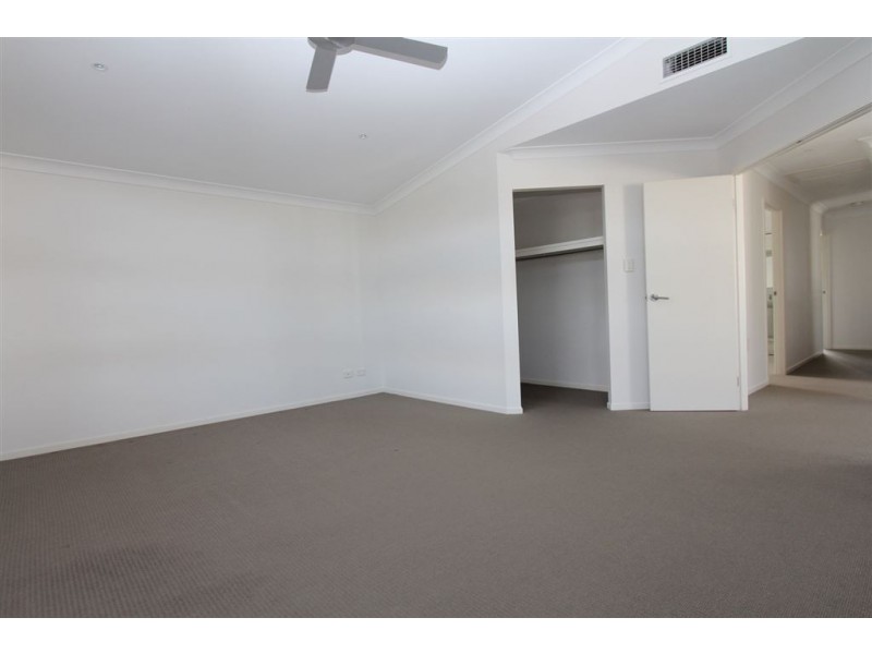 33 Tall Trees Cct, Wakerley QLD 4154