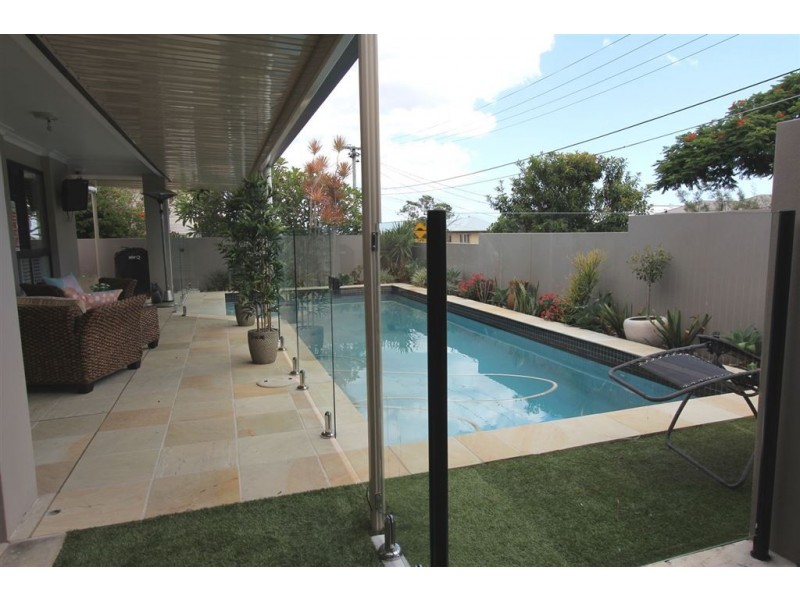 8 Parkview Avenue, Manly QLD 4179