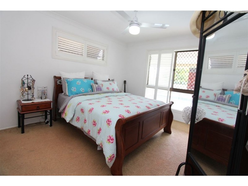 8 Parkview Avenue, Manly QLD 4179