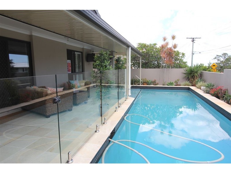 8 Parkview Avenue, Manly QLD 4179