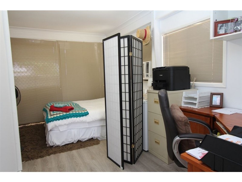 8 Parkview Avenue, Manly QLD 4179