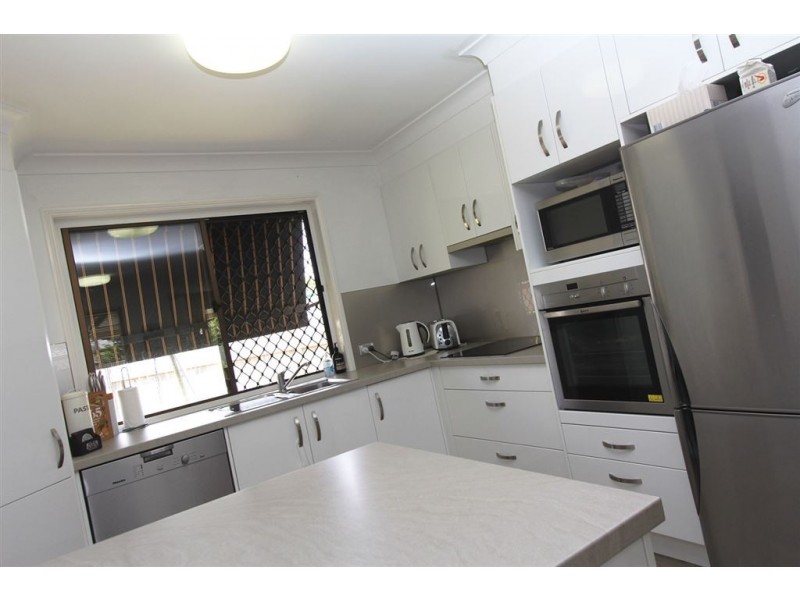 8 Parkview Avenue, Manly QLD 4179