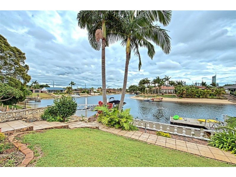 9 Grant Place, Broadbeach Waters QLD 4218