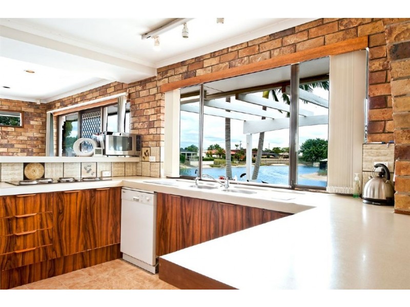 9 Grant Place, Broadbeach Waters QLD 4218