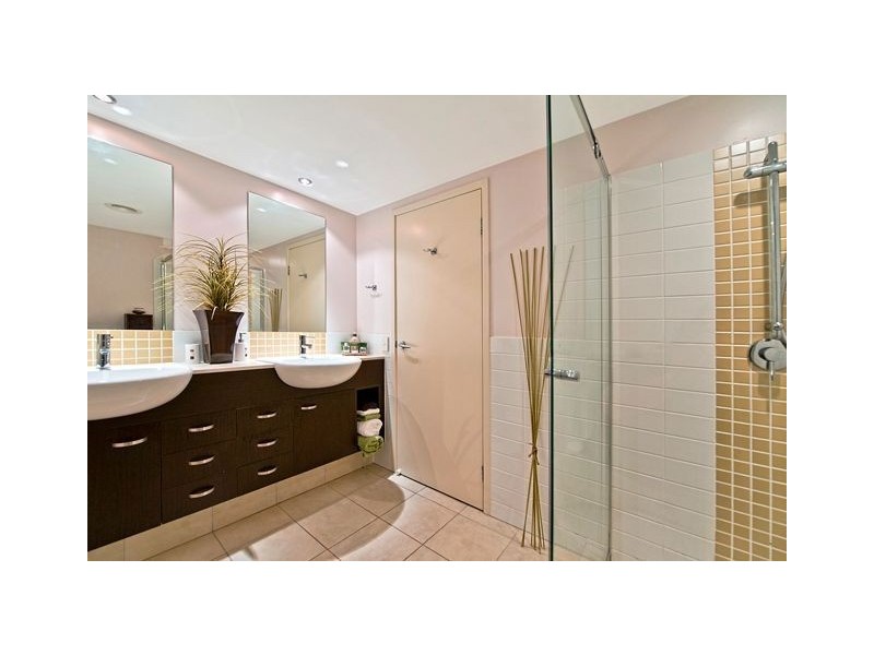 18 Fern Street, Surfers Paradise QLD 4217