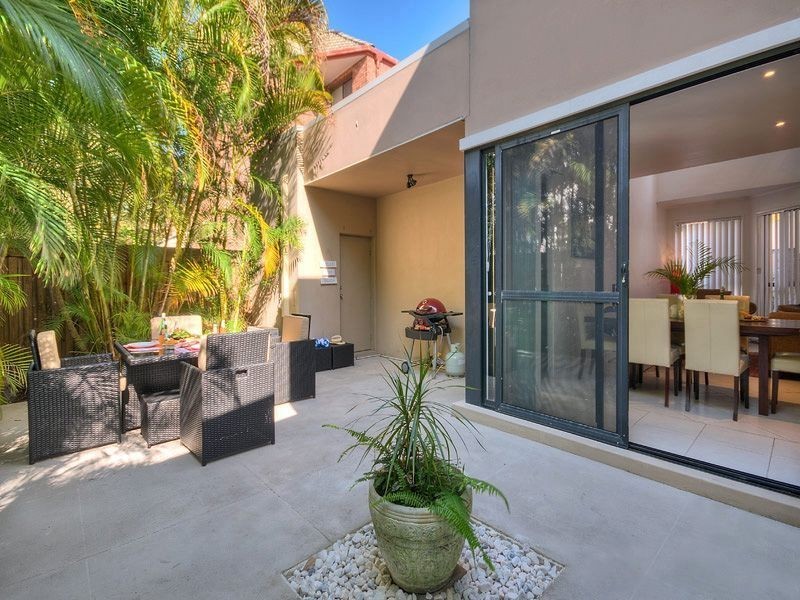 31 Second Ave, Broadbeach QLD 4218