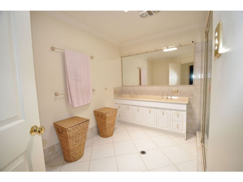 5 Mediterranean Drive, Benowa QLD 4217